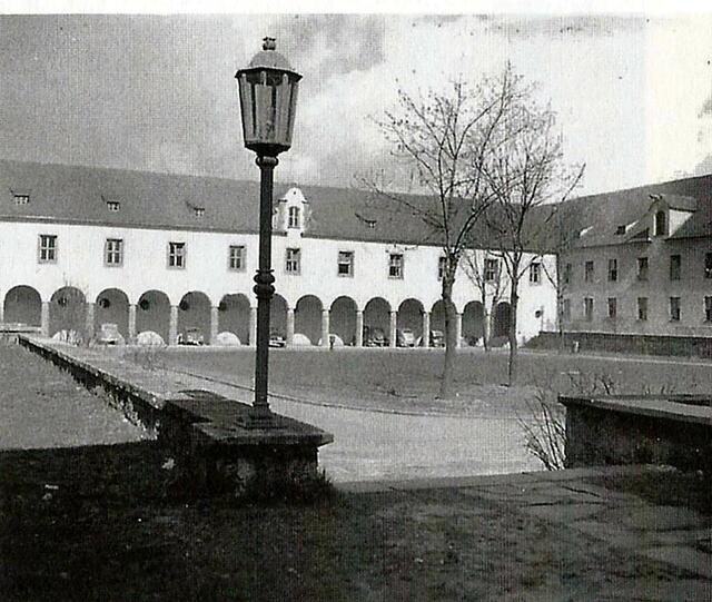 Arkaden-Innenhof. Hier in einem der Zimmer übte Jonny Cash in den 50ern auf seiner neu erstandenen Gitarre. | Foto: Quelle: Dr. E.Raim/S.Fischer Lit: