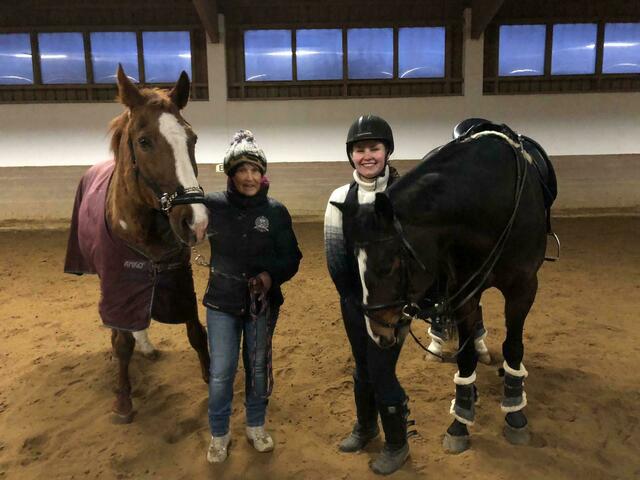 Karina links und Glorie mit Enkelin Nina