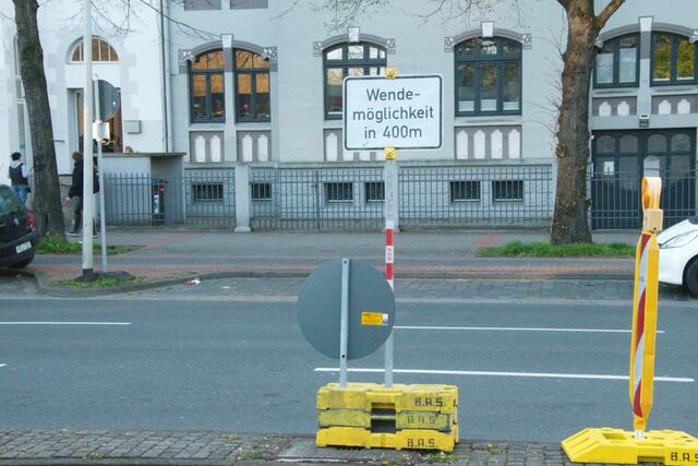 Sollte sich der Fahrer für die ihm abgewandte Beschriftung dieses Schildes interessiert haben?