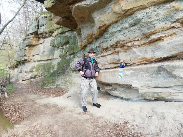 O'Brian immer vorneweg - Wanderung durch den Sandsteinbruch Nebra am 25.4.2021 !