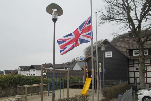 Sonntagsbilder 2021-15, Die britische Flagge am Marktplatz auf Halbmast am Tag der Beisetzung von Prince Philip. Er nahm 1947 den Namen seiner mütterlichen Vorfahren Mountbatten an, 17.04.2021.