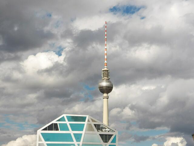 Wolkenverhangener Himmel. Hier mit der Humboldt-Box gegenüber Lustgarten und Berliner Dom. Die Humboldt-Box war von 2011 bis 2018 ein zeitweiliges Ausstellungsgebäude am Berliner Schloßplatz und existiert heute nicht mehr.