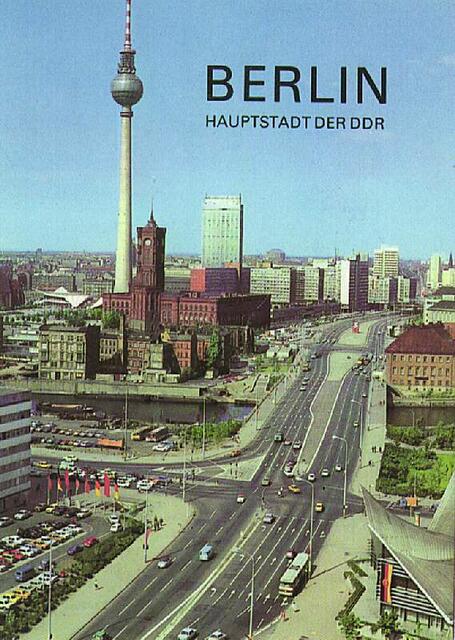 Ganz alter Prospekt aus DDR-Zeiten. Blick auf die Mühlendammbrücke und das Rote Rathaus mit Fernsehturm. Manch einer mag sich noch an das "Ahornblatt" /  Gertraudenstraße, Ecke Fischerinsel, erinnern.Teile vom Dach sind unten rechts im Bild zu erkennen.
