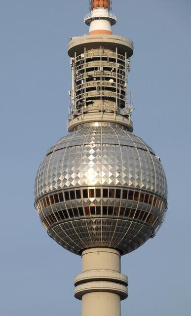 Die Aussichtsetage befindet sich in einer Höhe von 203 Metern. Bei gutem Wetter lässt sich bis zu 80 Kilometer weit gucken. Es geht allerdings noch ein Stückchen höher, denn über der Etage befindet sich ein Restaurant.