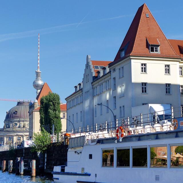 Blick von einem Spreedampfer aus, Höhe Nikolaiviertel