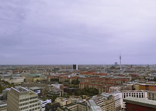 Blick von Panorama Point im Kohlhoff Tower, Potsdamer Platz, bei nicht so klarem Wetter.