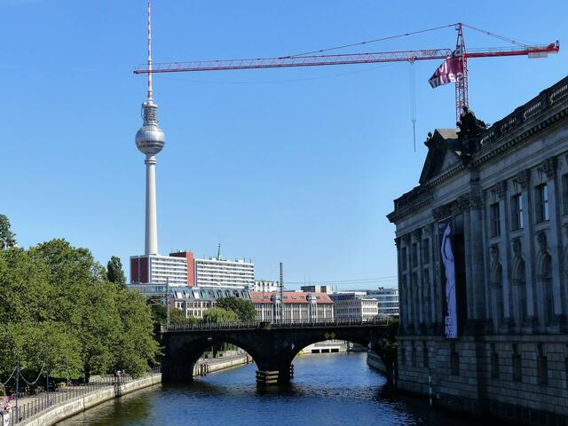 Bild mit Baukran. An der Spree, rechts das Pergamon-Museum