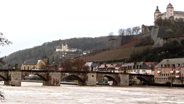 Marienfestung und Mainbrücke, in der Ferne am Mainabhang das Käppele