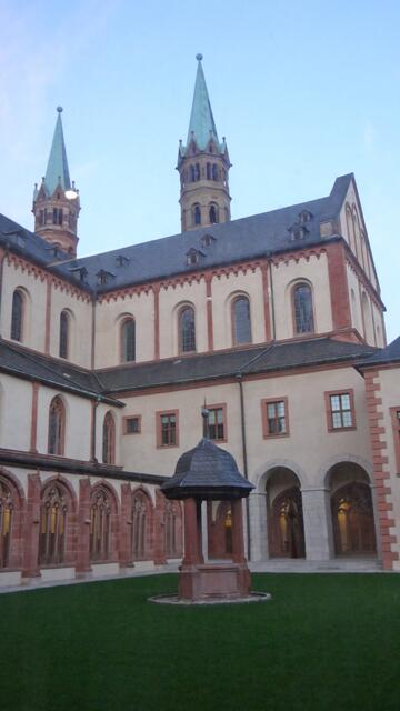 Blick vom Kreuzgarten auf den Kreuzgang und den Brunnen