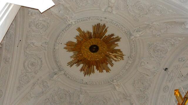 Blick in die Stuckdecke im Querschiff