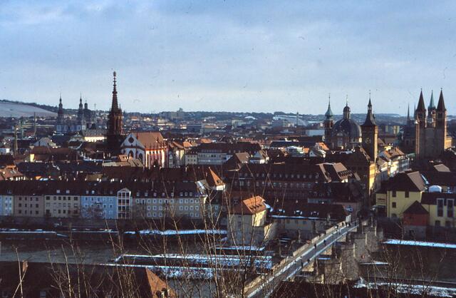 Blick von der Festung Marienberg auf Würzburg mit Kiliandom und Mainbrücke