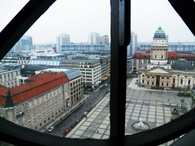 Blick auf den Deutschen Dom auf der Südseite des Gendarmenmarkts