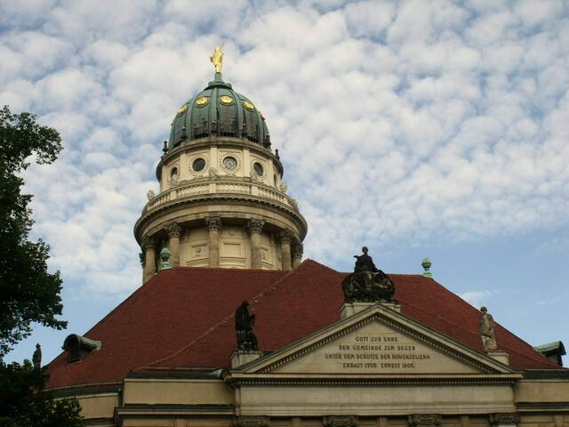Dom mit Giebel der Französischen Friedrichstadt-Kirche, die sich an den Dom anschließt.