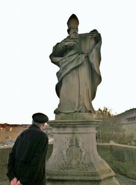 Manfred bestaunt die Figur des heiligen Kilian auf der Mainbrücke | Foto: Kirsten Mauss