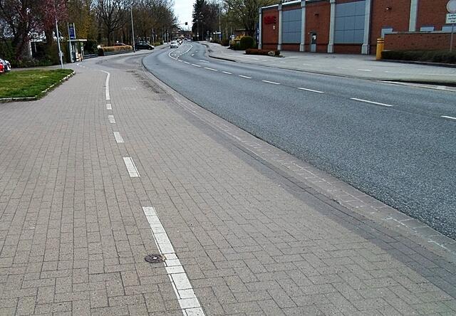 Fahrradweg mit Strichen vom Gehweg abgeteilt