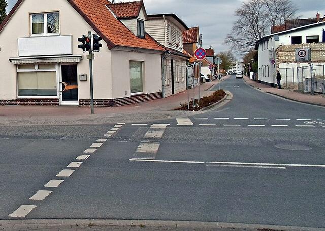 Viel zu schmaler Radweg für 2 Richtungen (Ampel und Einbahnstraße) (2)