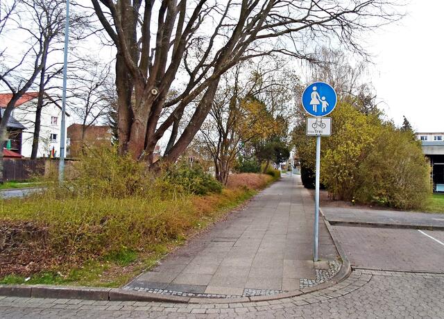 Für Fahrräder freigegebener Gehweg