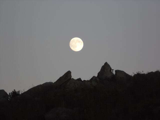 Wenn der Mond über den Brockenklippen zum Vorschein kommt, ...