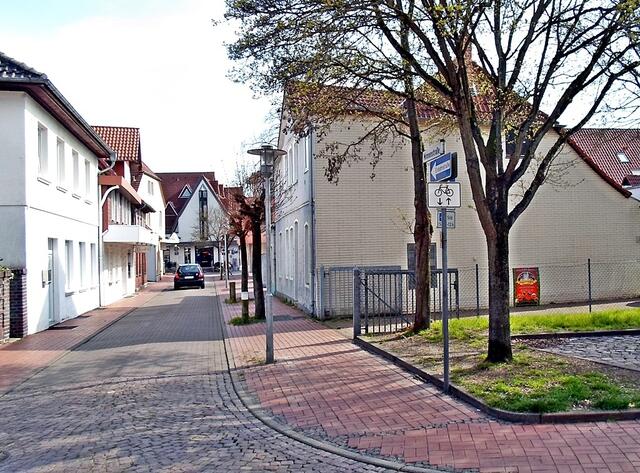 Fahrrad-Gegenverkehr in einer engen Einbahnstraße