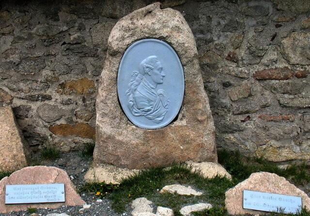 Das Goethe-Denkmal am Wolkenhäuschen auf dem Brocken. Mehrere Besuche dort haben ihn zur Walpurgisszene im Faust inspiriert.