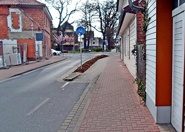 Viel zu schmaler Radweg für 2 Richtungen (Ampel und Einbahnstraße) (1)
