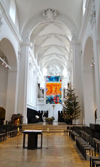Neumünster, dem Kiliansdom benachbart. Hier werden die Gebeine des heiligen Kilian und seiner Gefährten in einem Schrein aufbewahrt.