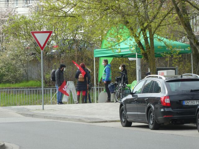 Der Zweimann-Stand der Grünen hat Besuch von der SPD