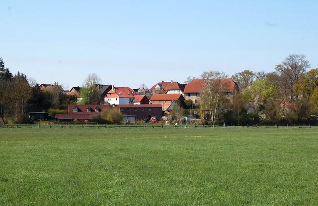 Wie alle diese Dörfer liegt es genau am Rande des Leineurstromtals.