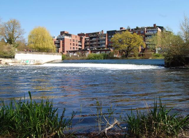 Wir erreichen Döhren. Das Leinewehr mit seinem rauschenden Wasser ist ein beliebter Pausenplatz.