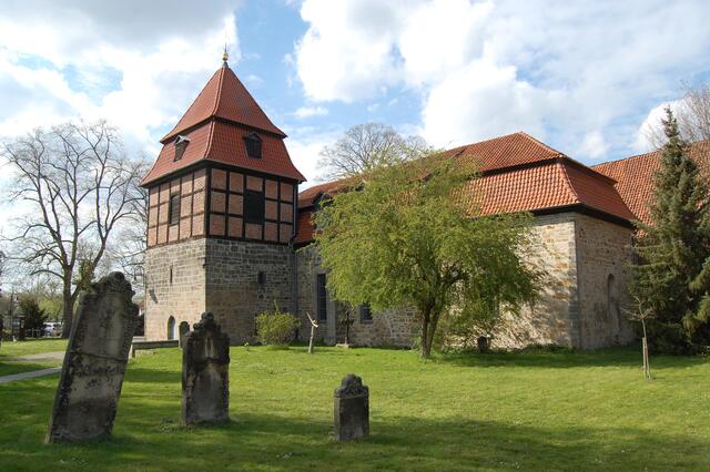 Besonders sehenswert ist der schöne Kirchhof der St.-Vitus-Kirche.