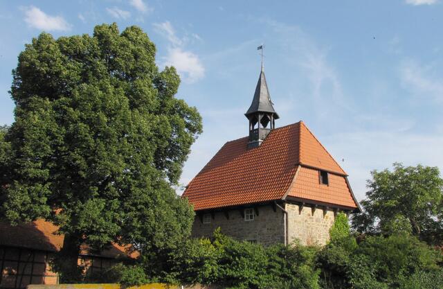 Unter der kleinen Kapelle befindet sich die Gruft des Adelsgeschlechts der von Redens.
