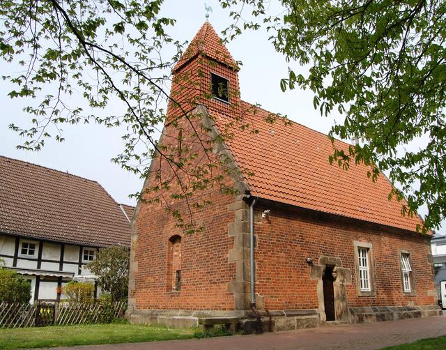 Die kleine Kapelle in Alt-Laatzen ist die südlichste Kirche im Stil der norddeutschen Backsteingotik.