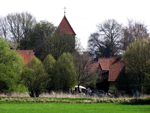 Wir erreichen Grasdorf, das auf der Maschseite von weiten Graswiesen umgeben wird, die auch als Wassergewinnungsgelände dienen.