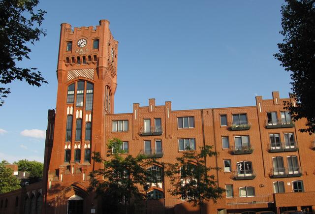 So ist auch der schöne Uhrenturm ein Überbleibsel davon.
