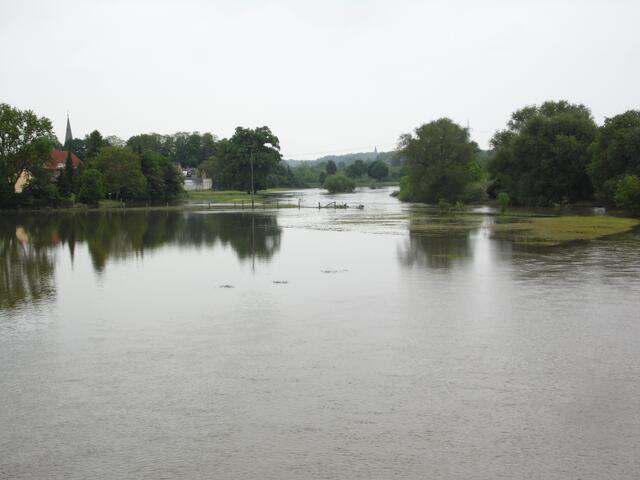 Mit Ruthe erreichen wir das am weitesten entfernte Dorf unserer Rundtour. Auch hier macht sich die Leine immer mal wieder breit, wie bei diesem großen Hochwasser 2013.