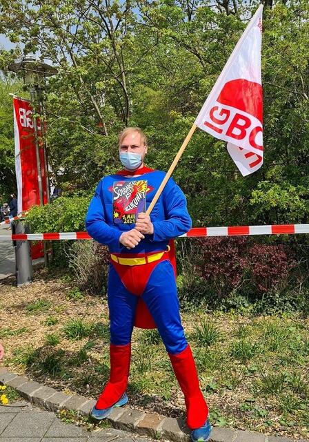 Norman Happatz, Vorsitzender der IGBCEOrtsgruppe Lehrte im Superman Kostüm | Foto: DGB Lehrte