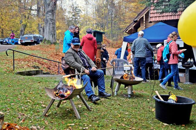 Stabskirche, Herbstfest 2017, Vereinsmitglied beim Stockbrotbraten