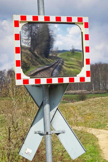im Spiegel die Gleise der Selketalbahn und rechts unten der Selketal - Stieg in der Stieger Heide