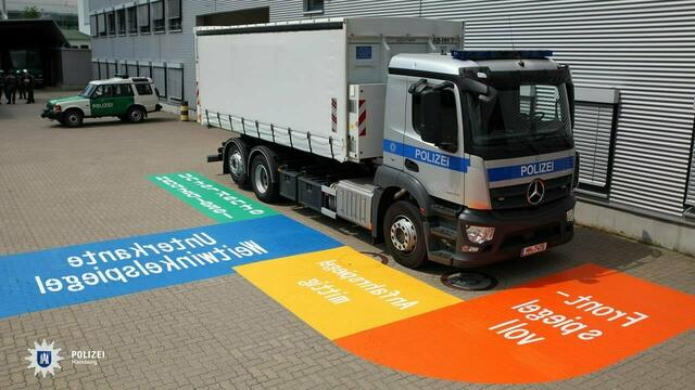 Die Polizei Hamburg sieht alles, in den Spiegeln des Lkw. Und Fenster hat so ein Lkw auch noch, erstaunlicherweise für den Durchblick. Jedenfalls: Die Polizei HH kann es, denn DA sind ja auch "echte Profis am Steuer" . - . - Zurück zum Hautbeitrag: https://www.myheimat.de/langenhagen/politik/neu-warnung-vor-toetenden-lkw-fahrern-blind-fuer-spiegel-aktion-fahrender-blindfisch-im-lkw-d3277261.html