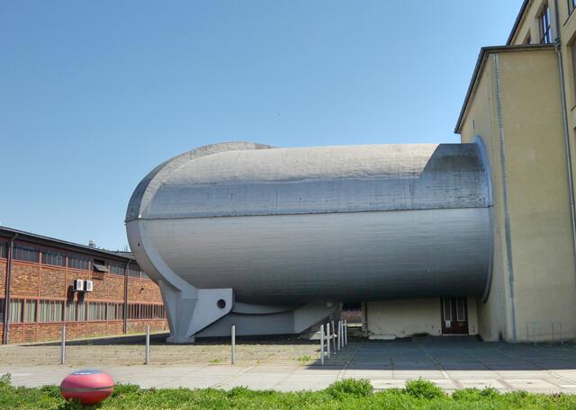 Großer Windkanal. Die rote Kugel vorn im Bild stellt die Klanginstallation AIR BORNE dar, ein Projekt des Künstlers Stefan Krüskemper, die sich auf die Geschichte des Aerodynamischen Parks bezieht und dazu Geräusche aus dem Deutschen Rundfunkarchiv in Potsdam-Babelsberg (vorher: Berlin-Adlershof) als Ausgangsmaterialien nutzt.