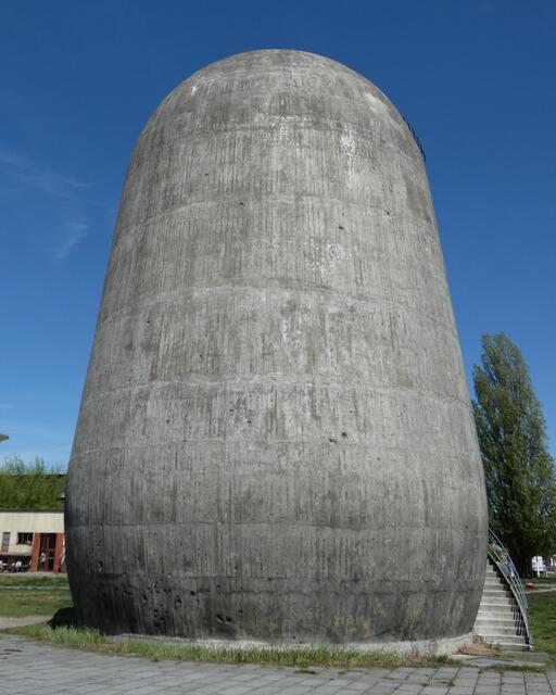Der Trudelturm ist zur Zeit geschlossen.  Wikipedia erläutert:  "Der Turm stellte bei seiner Errichtung eine „absolute technische Innovation“ dar, mit der erstmals der gefährliche Zustand des Trudelns im Labor simuliert werden konnte. Die Versuche halfen, die komplexen Prozesse beim Trudeln besser zu verstehen. So wurde ermittelt, wie führerlos zur Erde „torkelnde“ Flugzeuge abzufangen und wieder zu beherrschen sind." Wieder etwas gelernt ....