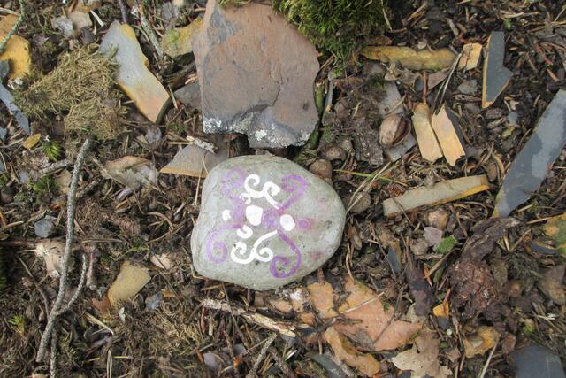 Der Eggestone an seinem Fundort im Burgberg von Battenberg (Eder).
