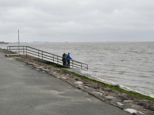 Wasser am Nordseebad Otterndorf: Wer mutig ist, gehe als erste*r hinein ...