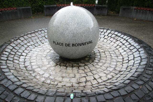 Am Brunnen auf dem Place de Bonneval in Allendorf (Eder).