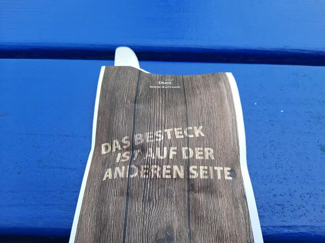 Das Besteck ist auf der Rückseite =>