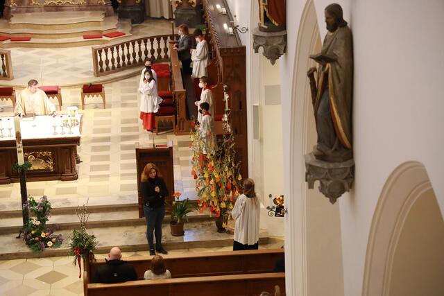 Gottesdienstbesucher brachten sich mit ihren Meinungen ein zum Thema: Glaube heißt für mich.