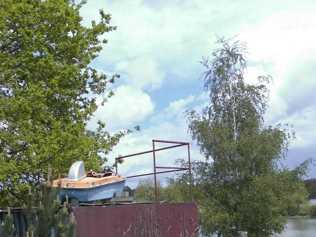 . . . am Ufer ein Tretboot, das auf Kundschaft wartet . . .