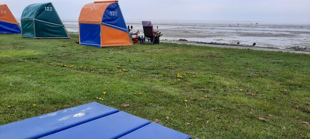 Weite Aussischt aufs Watt. Vorne auf dem Tisch in weiß: Möven-Schiss.