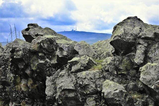 Kattnäsefelsen mit Brocken im Hintergrund