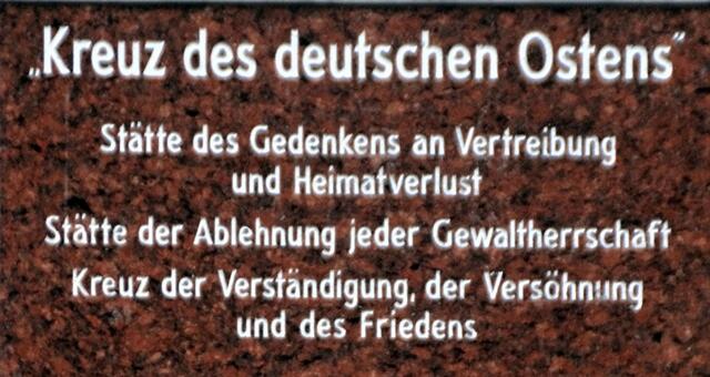 Am 15. September 2000 erfolgte die Einweihung des neuen Kreuz des Ostens. Das alte Kreuz wurde 1998 durch einen Sturm zerstört. Meines Erachtens wäre - besonders für spätere Generationen - ein Hinweis auf die "Polnischen Westverschiebung", die  zur Vertreibung von Millionen von Deutschen geführt hat, angebracht. Man darf die eigentliche Ursache für das, durch die Vertreibung, entstandene unsägliches Leid nie vergessen!!!